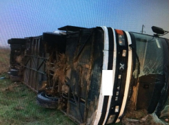  На Ставрополье из-за уснувшего за рулем водителя перевернулся пассажирский автобус и погиб человек