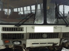 Мчавшийся по скользкой дороге автобус с рабочими вынесло в кювет на Ставрополье