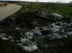 Усыпанная бытовым мусором дорога к храму возмутила жителей в Ставрополе