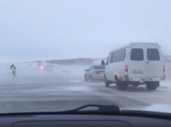 Более семи тысяч машин попали в гигантские пробки на заваленных снегом трассах Ставрополья