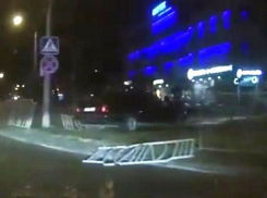 Автомобиль пробил ограждение после заноса на повороте в Ставрополе