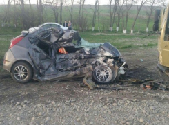 Водитель «Соляриса» разбился насмерть в страшном ДТП с фурой под Ставрополем