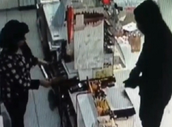 Мужчина с пистолетом ограбил продуктовый магазин в Ставрополе и попал на видео