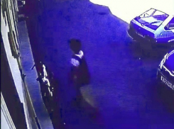 Девушка-прохожая угнала чужой велосипед под камерой видеонаблюдения в Пятигорске