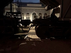 Вагоны на железной дороге мешают людям пересекать рельсы на Ставрополье