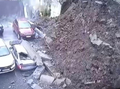 Обвал подпорной стены на четыре авто и порыв газовой трубы в Кисловодске — главная информация о ЧП