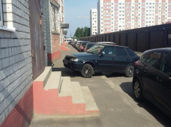 Паркуюсь как хочу: автовладелец на Перспективном поставил машину поперек тротуара