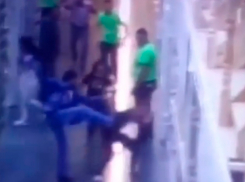 Драка в строительном гипермаркете попала на камеру видеонаблюдения в Ставрополе