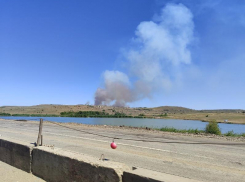 Серьезный пожар охватил 10 дачных домов в Ставрополе