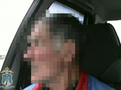 Грузовик увяз в грязи, пока его хозяина оформляли за пьяную езду на Ставрополье