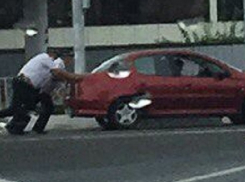 Двое полицейских подтолкнули заглохшую посреди дороги машину в Ставрополе