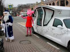 Свинка Пеппа и Дед Мороз и разъезжают на лимузине по Кисловодску