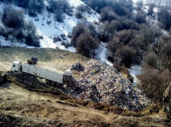 Мусор из Кисловодска вместо вывоза и утилизации прячут в овраге на Ставрополье