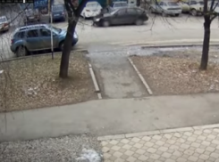Наезд девушки-водителя на школьницу в Ессентуках попал на видео 