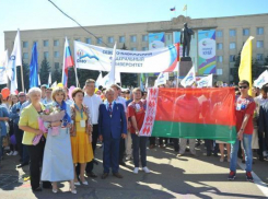 Ставропольские студенты пронесли по площади Ленина флаг Белоруссии