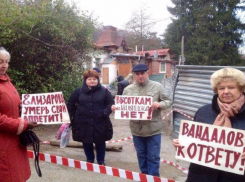 Кисловодчане устроили протест против решения мэра и коммерсантов построить высотку в историческом центре курорта
