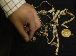 Перепуганный заявлением в полицию вор попытался тайком вернуть украденное золото товарищу на Ставрополье