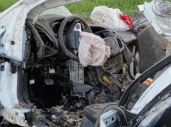 На Ставрополье иномарка врезалась в КамАЗ: погибли трое