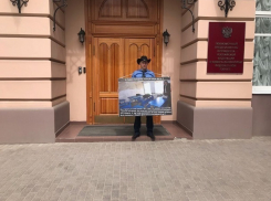 Мужчина в ковбойской шляпе провел одиночный пикет у здания полпредства президента в Пятигорске