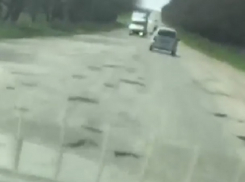 На «усыпанную» ямами дорогу пожаловался житель Пятигорска