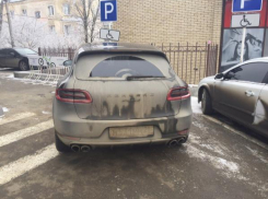 Паркуюсь как хочу: Porsche, BMW и Opel заняли места для инвалидов в Ставрополе