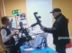 Мужчина с ножом попытался ограбить магазин в Пятигорске и попал на видео