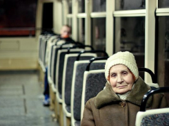 При падении в маршрутке 78-летняя бабушка получила травму головы и ушиб таза в Ставрополе
