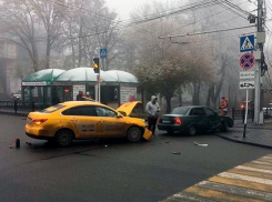 Автомобиль такси и «Приора» столкнулись на перекресте в центре Ставрополя