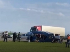 В страшной аварии на Ставрополье с грузовиком и автобусом погибло шестеро детей