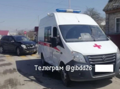 В станице Ессентукской из-за аварии опрокинулась машина скорой помощи с пациентами