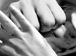 Женщина забрала деньги у соседки, угрожая избиением