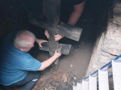 Более 160 лет под алтарем: в Ессентуках нашли закладной крест сгоревшего храма 