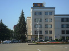 Новые часы повесили на главной площади Ставрополя