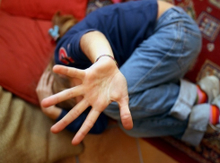 Мать развращала 8-летнюю дочь и записывала всё это на видео на Ставрополье 