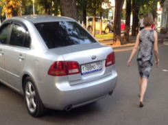 Паркуюсь как хочу: московская иномарка расположилась на тротуаре улицы Ленина в Ставрополе