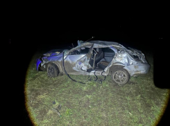Авто вылетело в кювет и опрокинулось на Ставрополье: 4 человека чудом уцелели 