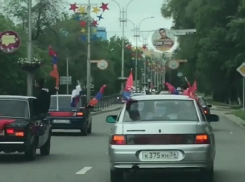 Группа молодежи с национальными флагами перекрыла дорогу в Пятигорске