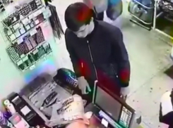 Хитрый молодой человек заплатил за покупки чужой картой и попал на видео в Ставрополе
