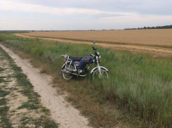 Травмой головы и рваной раной колена закончилась поездка 17-летнего парня на мопеде по полям на Ставрополье