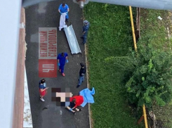 В Ставрополе на улице Пирогова из окна многоэтажки выпал мужчина