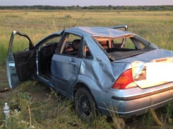 Водитель «Форда» снес ограду и дорожный знак на Ставрополье, - пострадали его сын и дочь