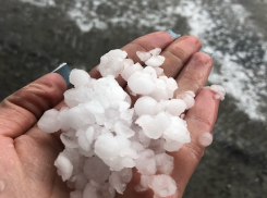 Крупный град побил машины и деревья и попал на видео на Ставрополье 