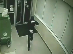 Ставрополец не успел взломать банкомат и притворился спящим, когда приехала полиция