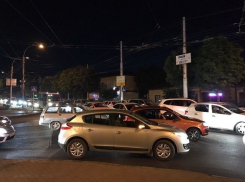 Огромные пробки и невиданный ажиотаж вызвал у горожан запуск светящихся фонариков на Комсомольском пруду Ставрополя