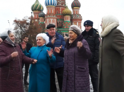 Московский полицейский запретил бабушкам со Ставрополья петь русские народные песни на Красной площади