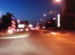 Мотоцикл сбил перебегавшего дорогу пешехода и попал на видео в Ставрополе 