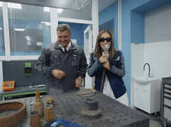 Бузова приехала в ставропольский вуз и устроила шоу: студенты, собаки и зерновая лаборатория