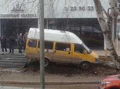 «Маршрутка» с пассажирами врезалась в офисное здание после ДТП с грузовиком в Ставрополе 