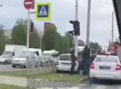 Белая «Лада-Калина» влетела в светофорный столб в  Ставрополе