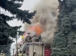 В Ставрополе на площади 200-летия загорелось кафе. Опубликовано видео